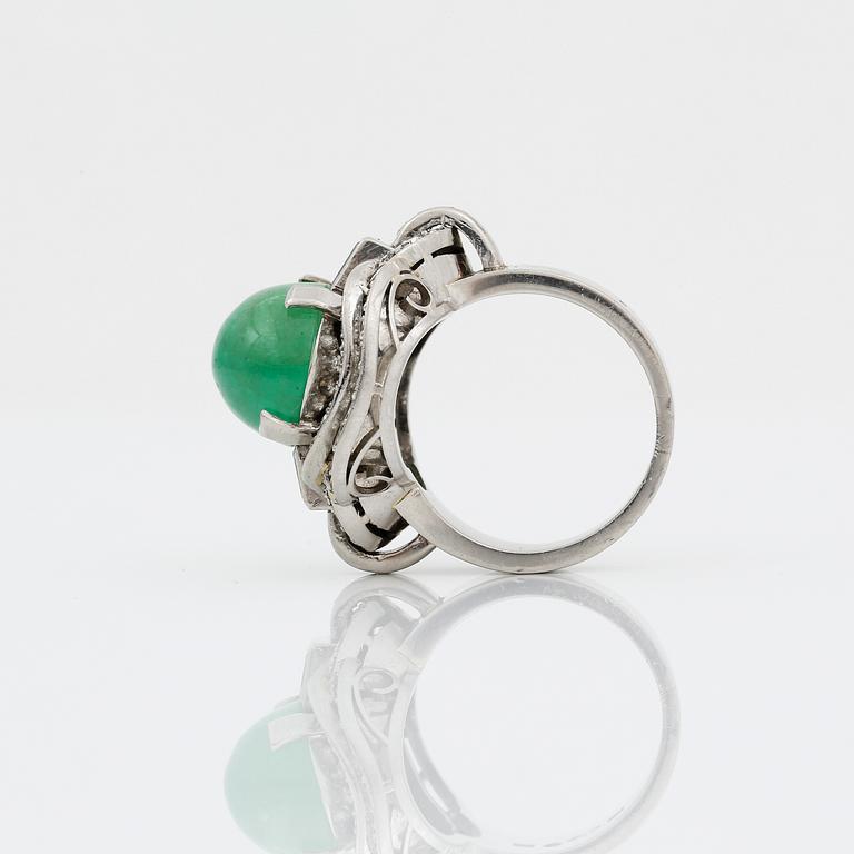 A cabochon-cut emerald and brilliant-cut diamonds.