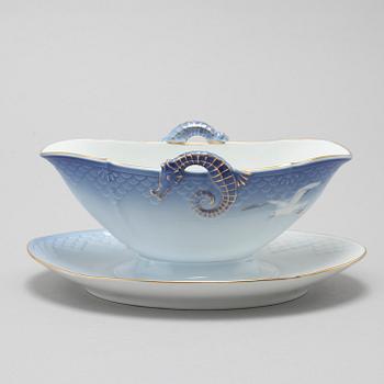 A 57 pcs"Måsen" porcelian dinner service by Bing & Gröndahl, the latter half of the 20th Century.
