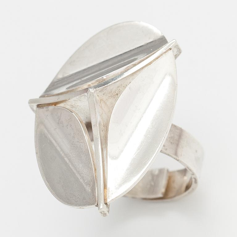 Elis Kauppi, Ring, sterlingsilver. Kupittaan kulta, Åbo.