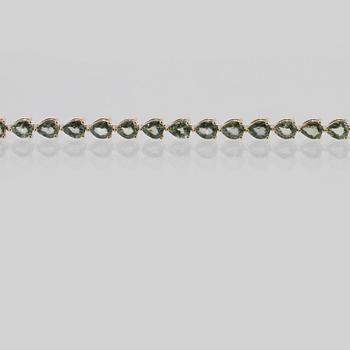 ARMBAND, 18K guld med droppslipade safirer 13.33 ct samt briljantslipad diamant 0.02 ct. Vikt 11,6 gram.
