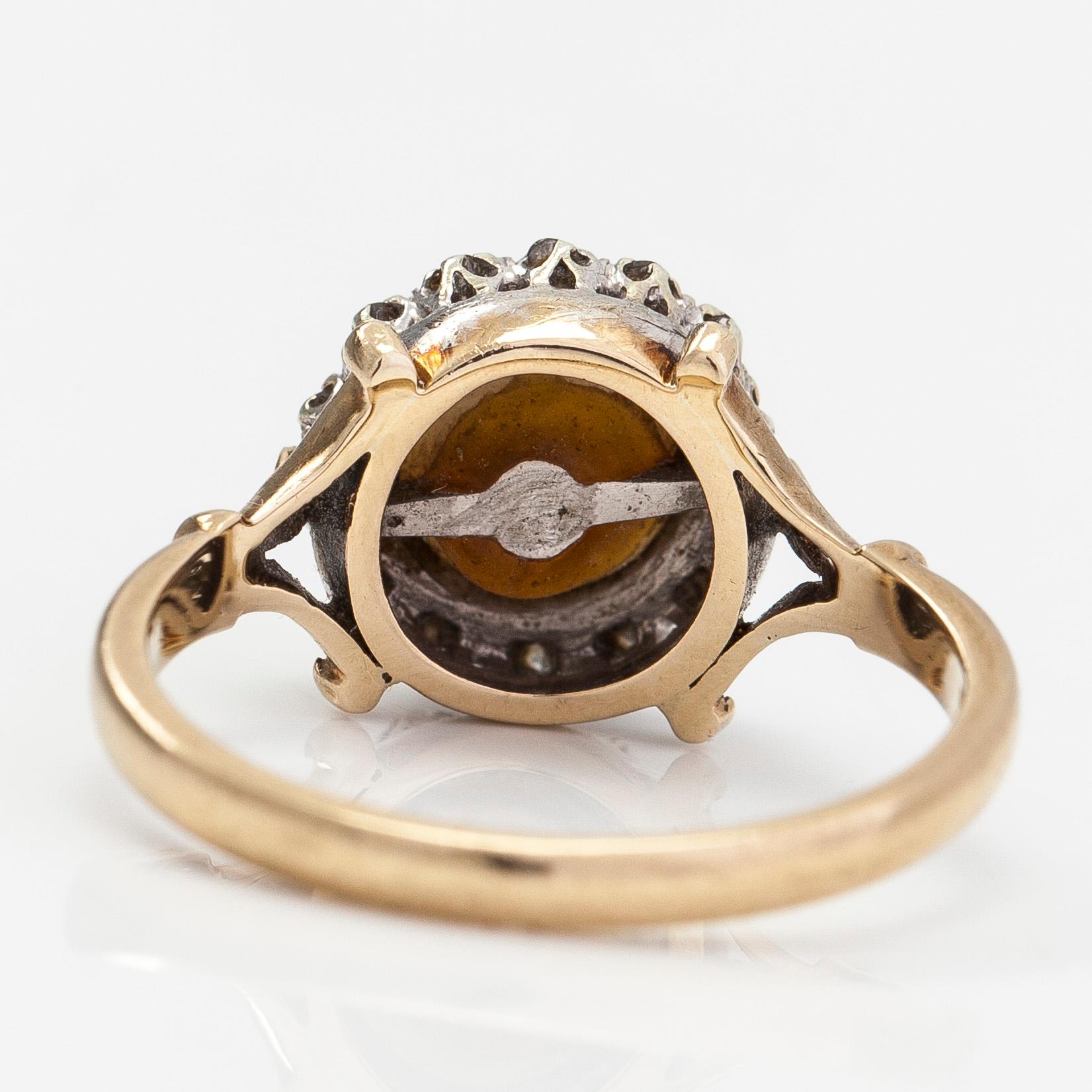 Ring, 9K guld, odlad pärla och diamanter ca 0.035 ct totalt. Storbritannien.