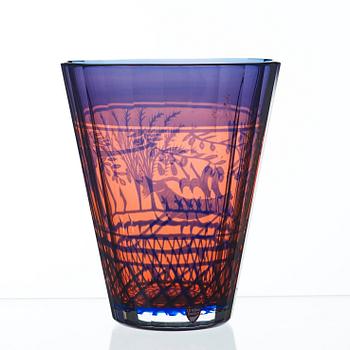 Gunnar Cyrén, a 'graal' glass vase 'Arkadien III', Orrefors 1988.