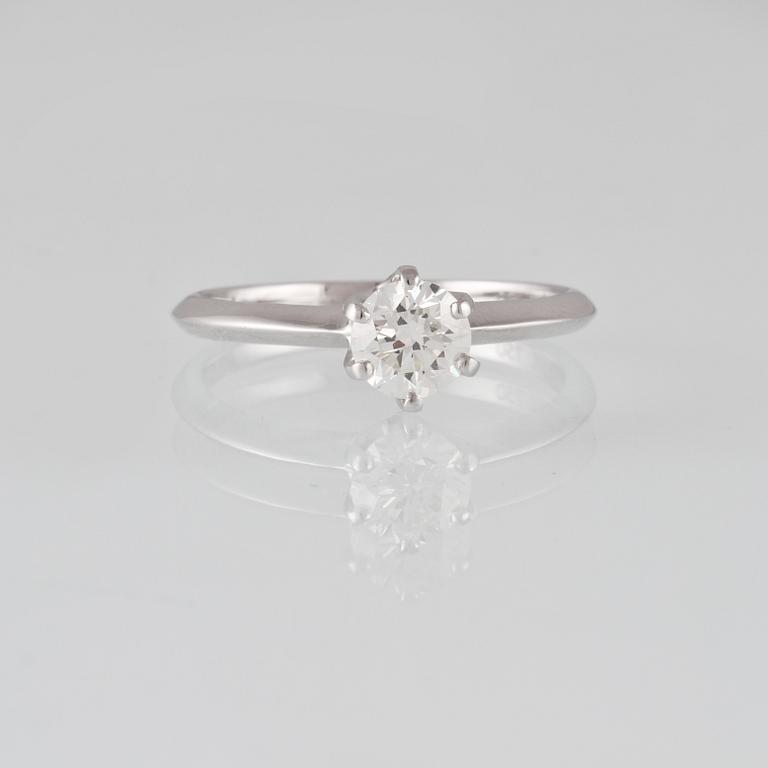RING, 18K vitguld med briljantslipad diamant 0.70 ct samt 2 briljantslipade diamanter 0.03 ct. Vikt 2,9 gram.