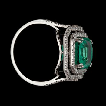 RING med colombiansk smaragd 4.31 ct omgärdad av diamanter totalt ca 0.64 ct.