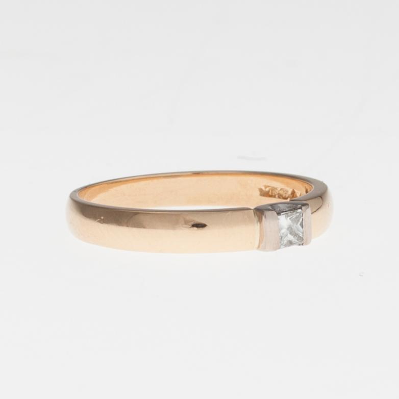 RING, 18K guld, princesslipad diamant, ca 0,10 ct. Vikt 3,6 g. Kultakeskus 2001.