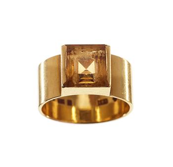 696. A Wiwen Nilsson 18k gold ring with a facet cut citrine, Lund 1953.