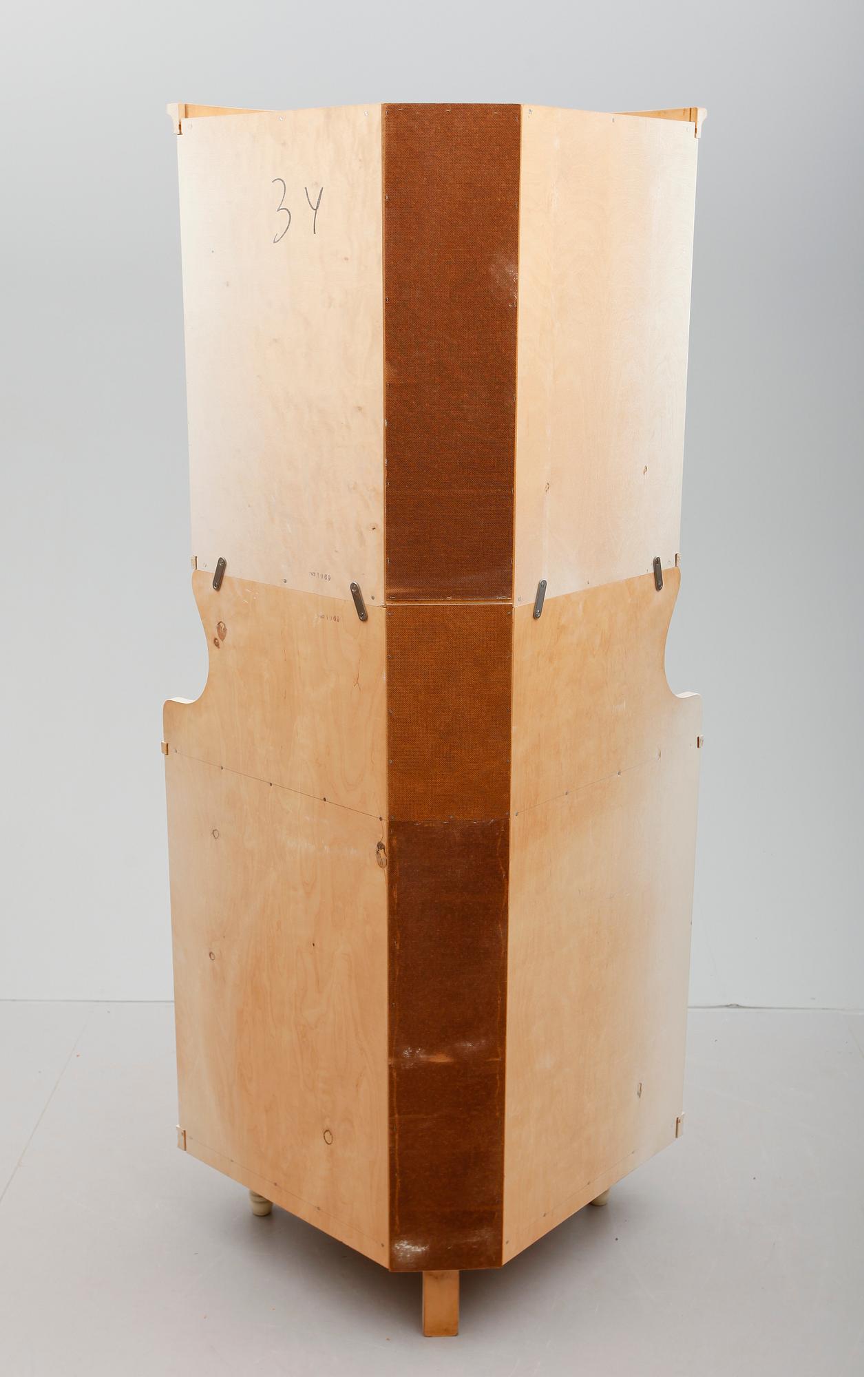 HÖRNSKÅP, gustaviansk stil, 1900-talets andra hälft.