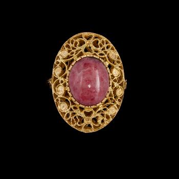 RING, 18k guld med cabochonslipad rodonit, Alessandria, Italien, 1900-talets tredje kvartal. Vikt 7 g.