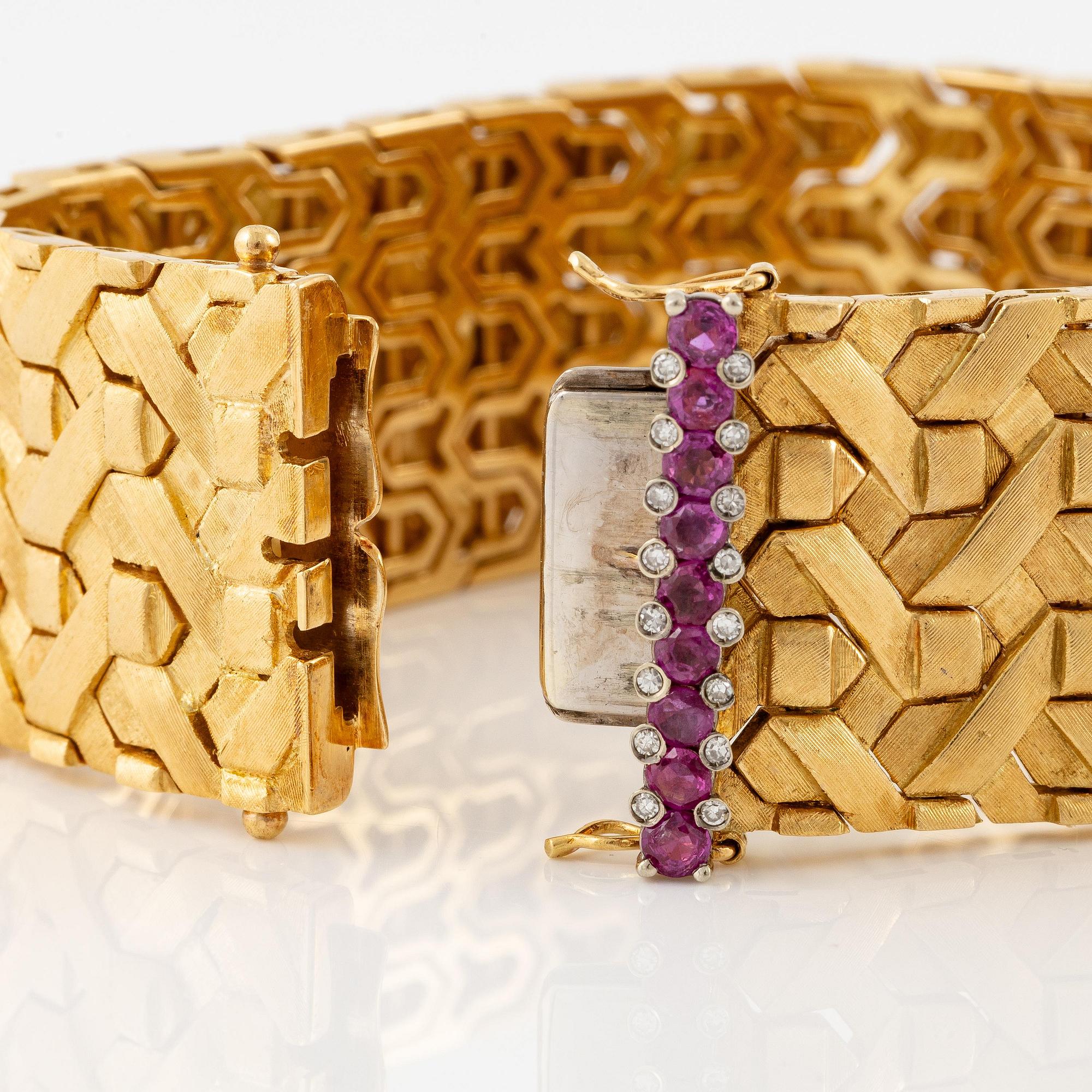 A bracelet in 18K gold with eight-cut diamonds and pink stones.