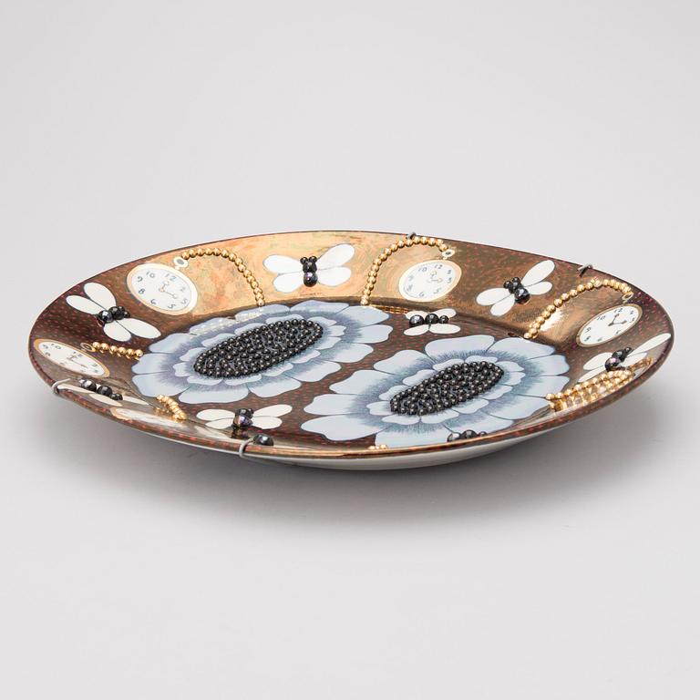 A 'Duetto' Ceramic plate by Birger Kaipiainen for Arabia Art in 1983, signed and numbered 156/300.