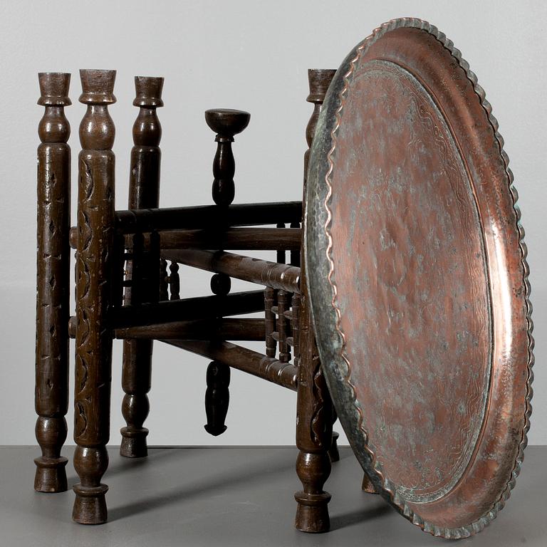 RÖKBORD, Persien, försilvrad kopparbricka, sekelskiftet 1800/1900. Signerad.