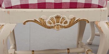 KARMSTOLAR, ett par, samt TABURETT, rokokostil 1900-tal.