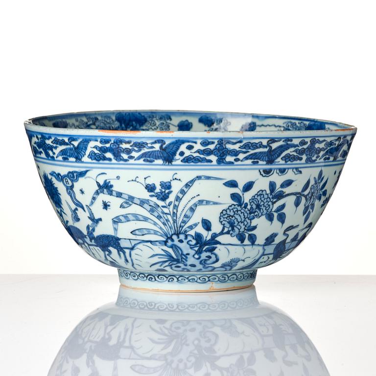 A large blue and white bowl, Ming dynasty, Wanli (1572-1620).