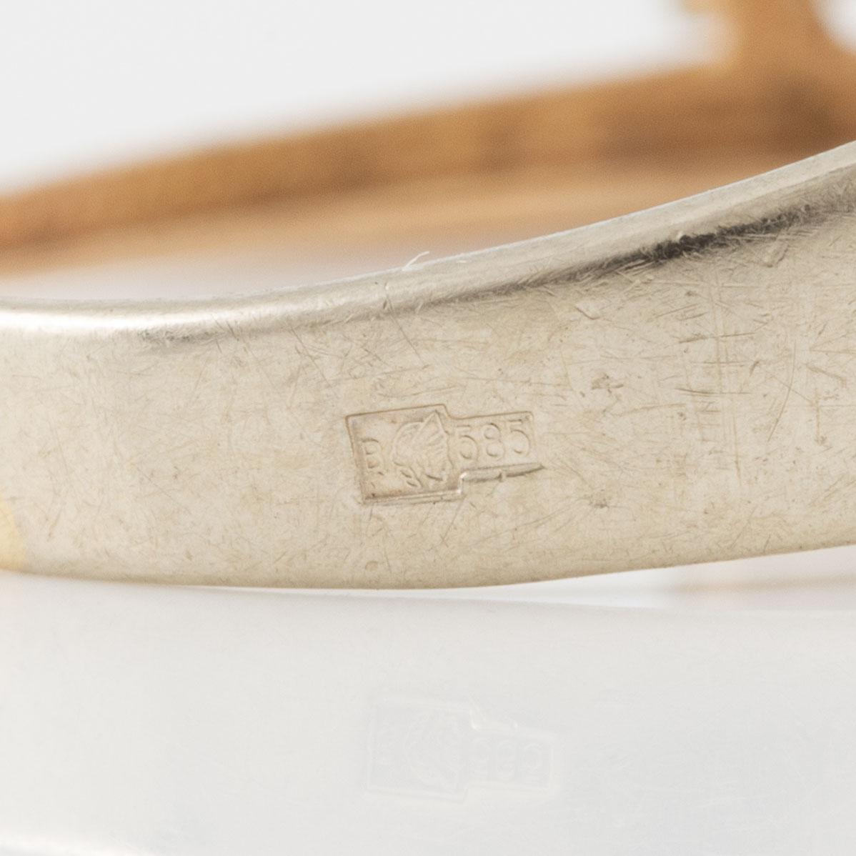Ring 14K gold with brilliant-cut diamonds.