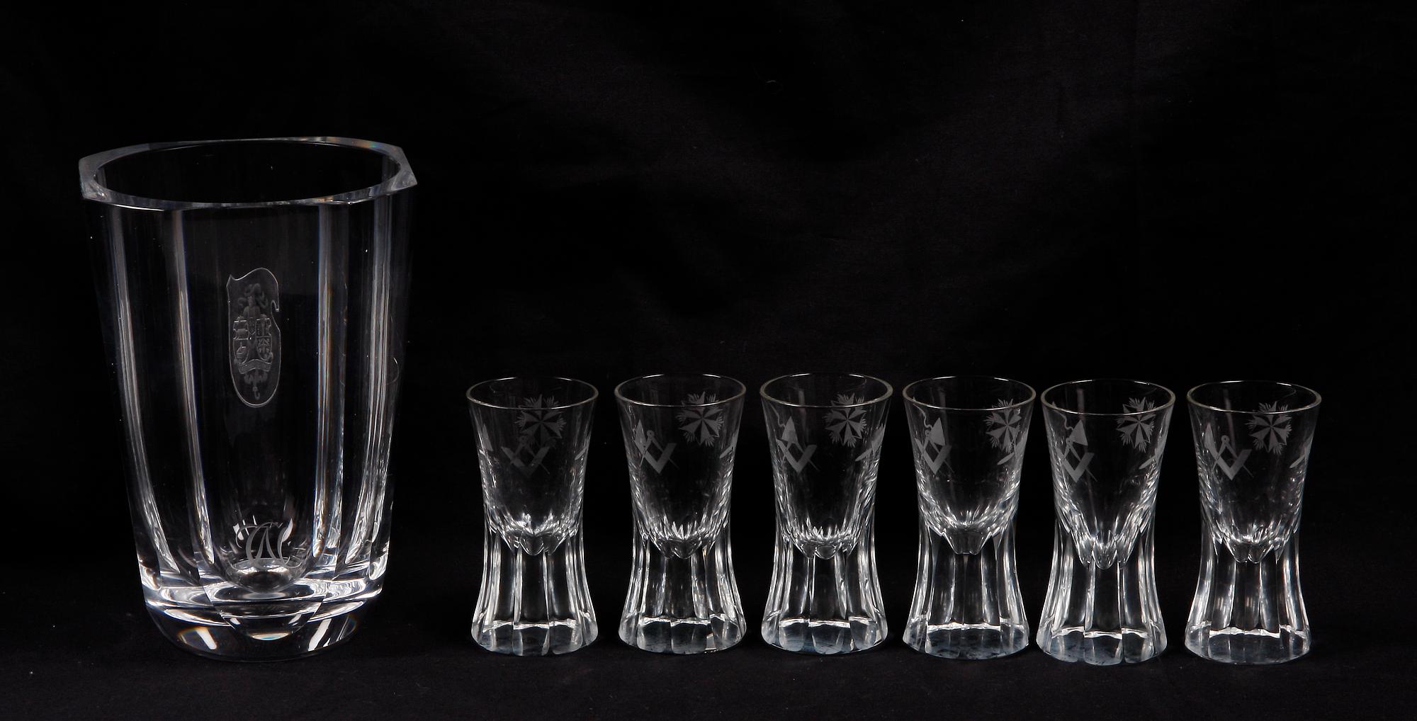 SNAPSGLAS, 6 st, samt VAS, glas, sk frimurarglas. 1900-tal.