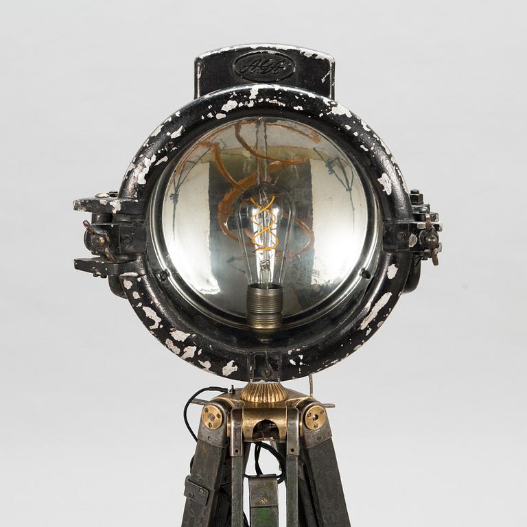 Golvlampa, bestående av olika delar från 1900-talet.