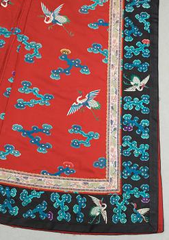 DRÄKTDELAR, tre stycken, textil och päls. Sen Qing dynastin (1644-1912).