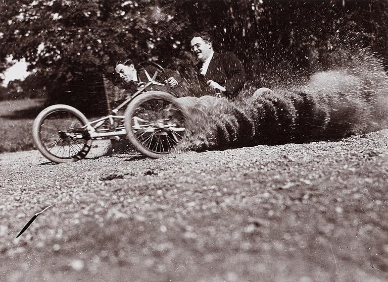 Jacques-Henri Lartigue, "Course de Bob, Louis et Jean, Rouzat, septembre 1911.".