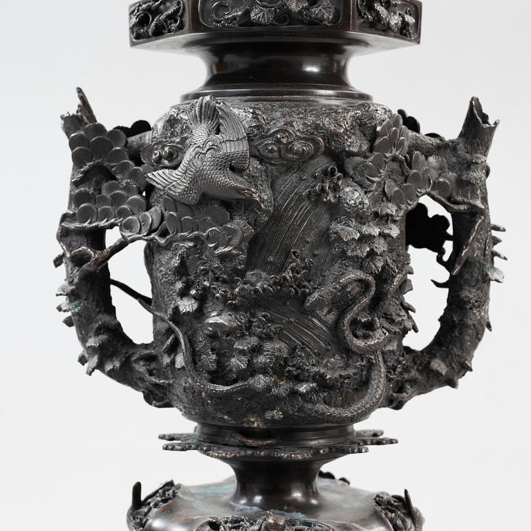 FYRFAT med STÄLL, brons. Japan, Meiji (1868-1912).