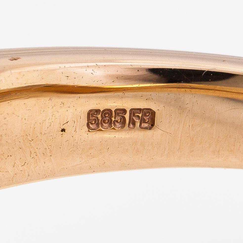 A 14K gold ring with diamonds ca. 0.10 ct in total and a chalcedony.