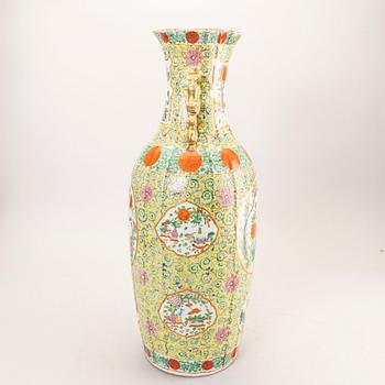 A large famille rose vase, late Qing dynasty.