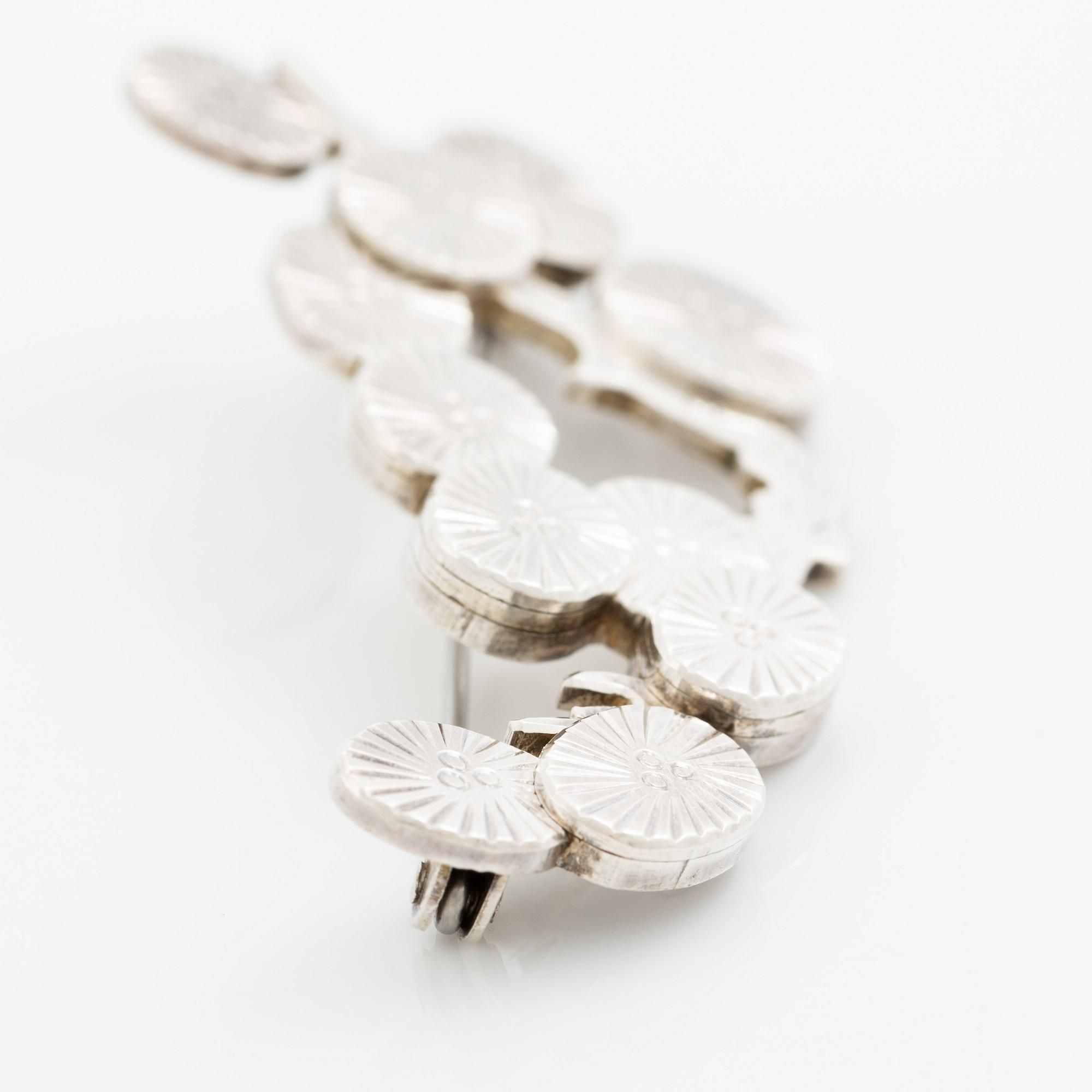 Wiwen Nilsson, brosch i form av kvist, sterlingsilver, Lund 1954.