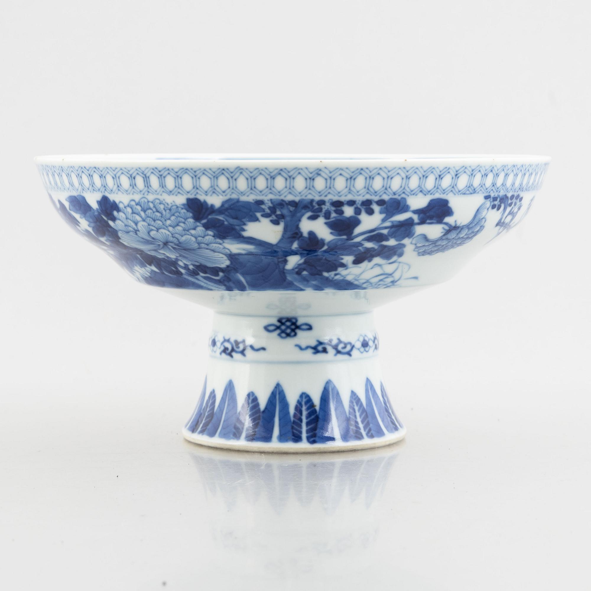 A blue and white stem cup, China, late Qing dynasty/early 20th century.