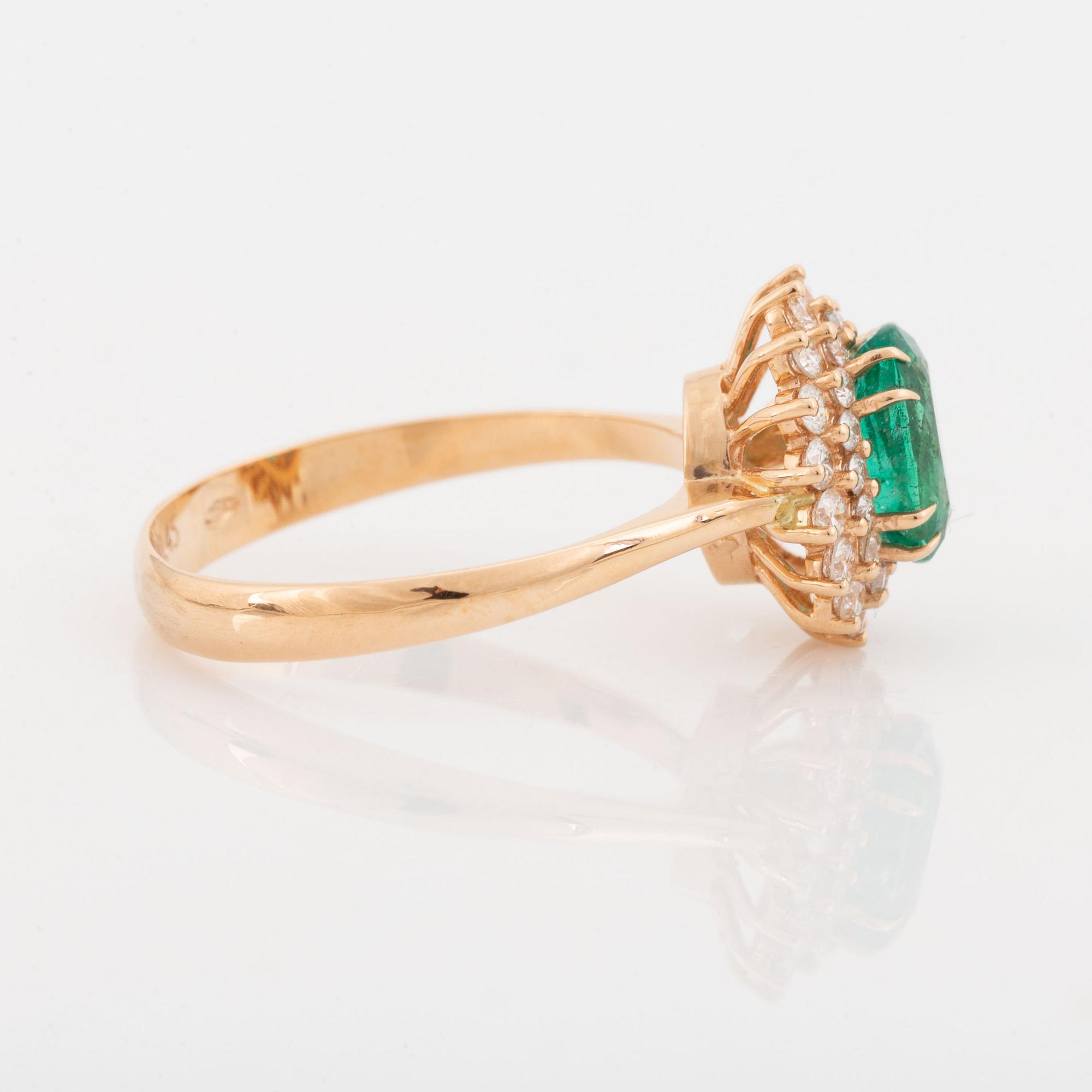 En smaragdring med diamanter.