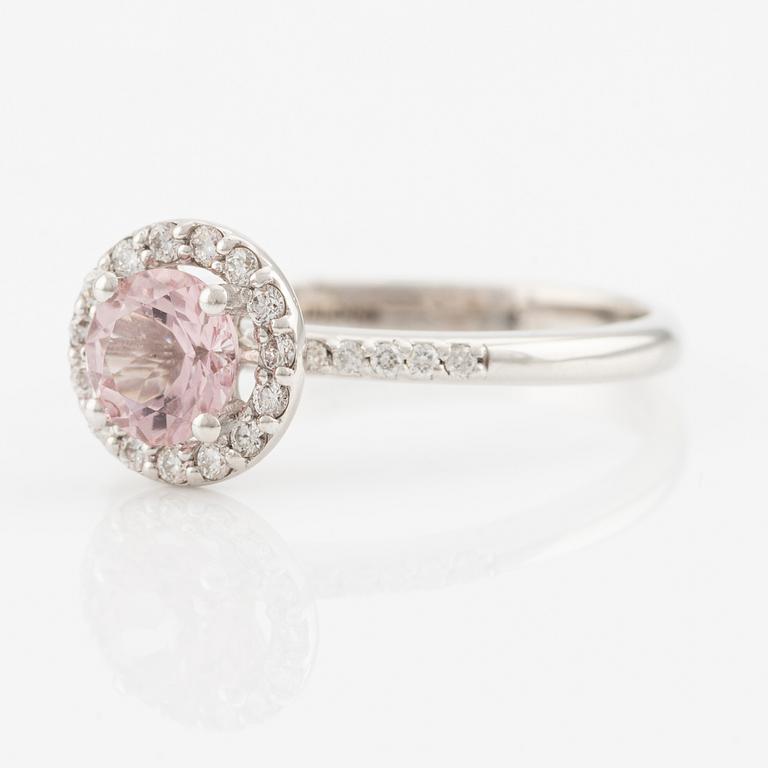 Ring in 18K gold with a faceted morganite and round brilliant-cut diamonds.