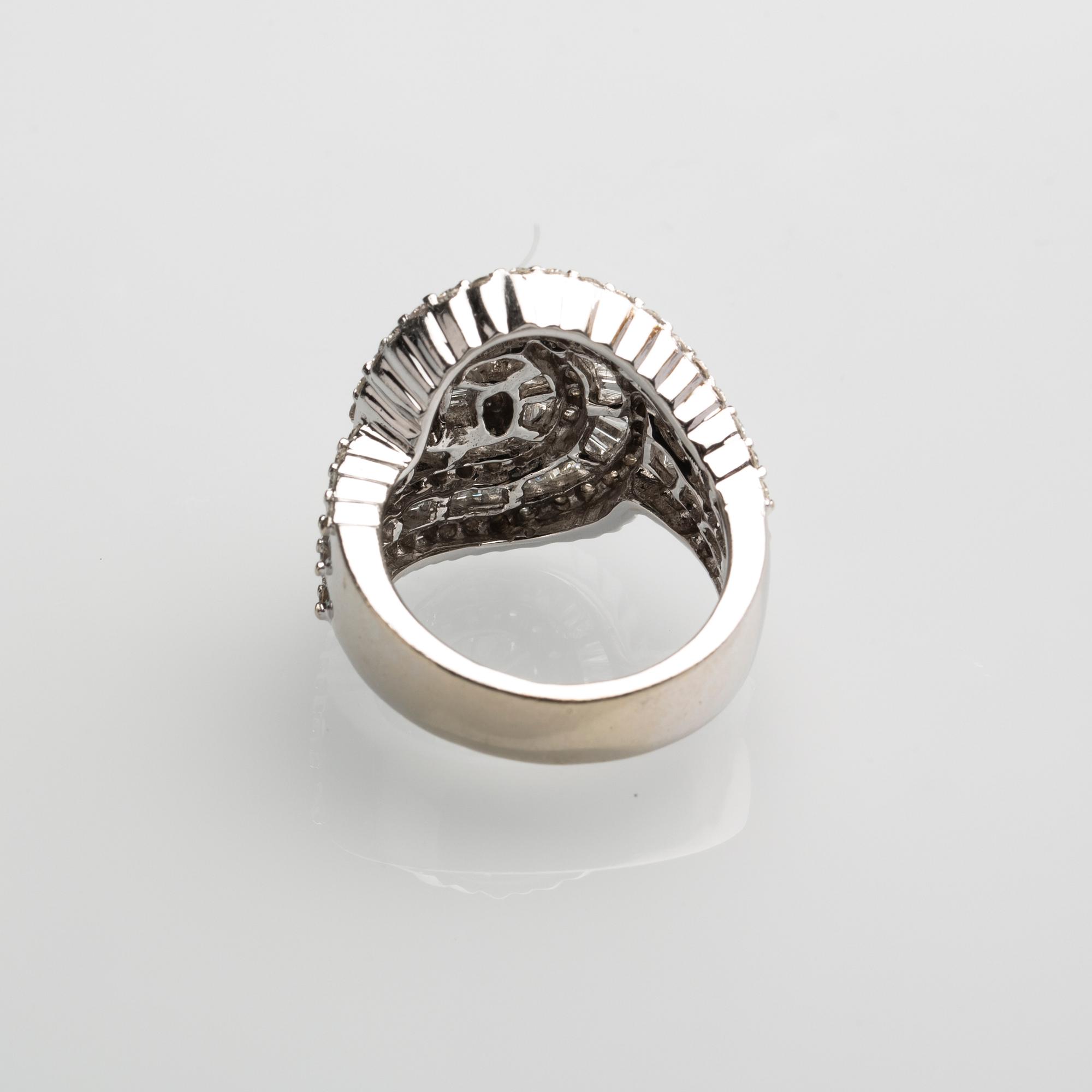 RING, 18 k vitguld med olikslipade diamanter, totalt ca 3,19 ct. Vikt ca 14,5 g.