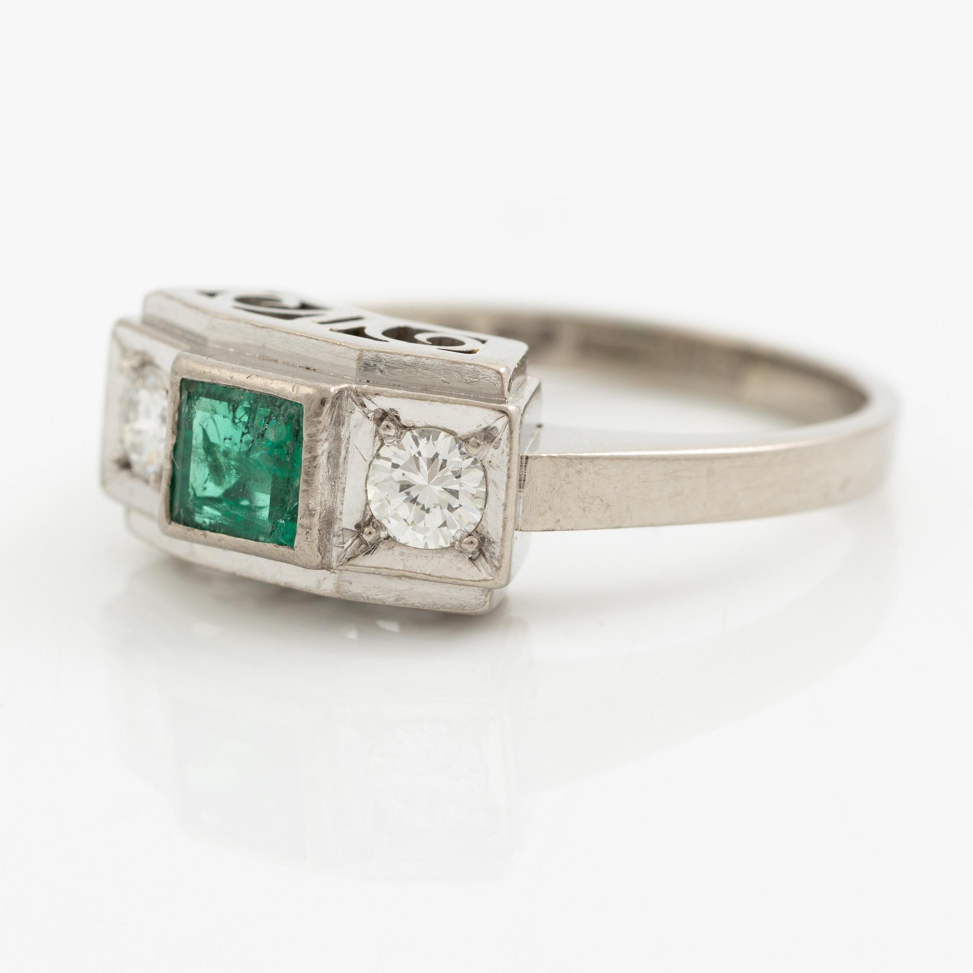 Ring, 18K vitguld med smaragd och två briljantslipade diamanter.