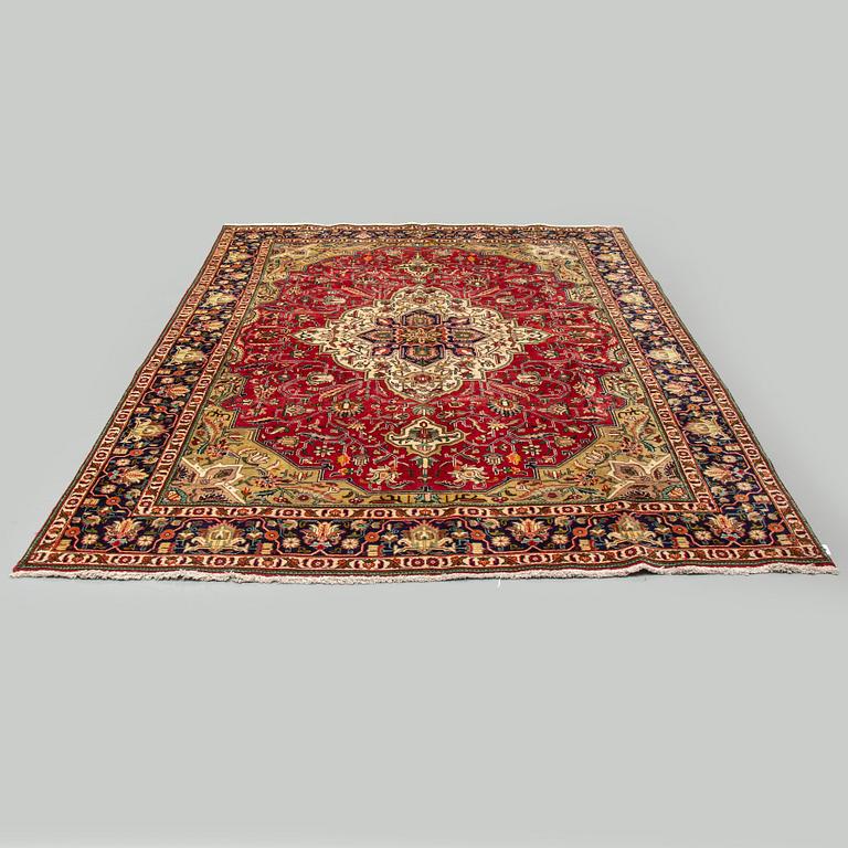 A carpet, Tabriz, ca 345 x 240 cm.