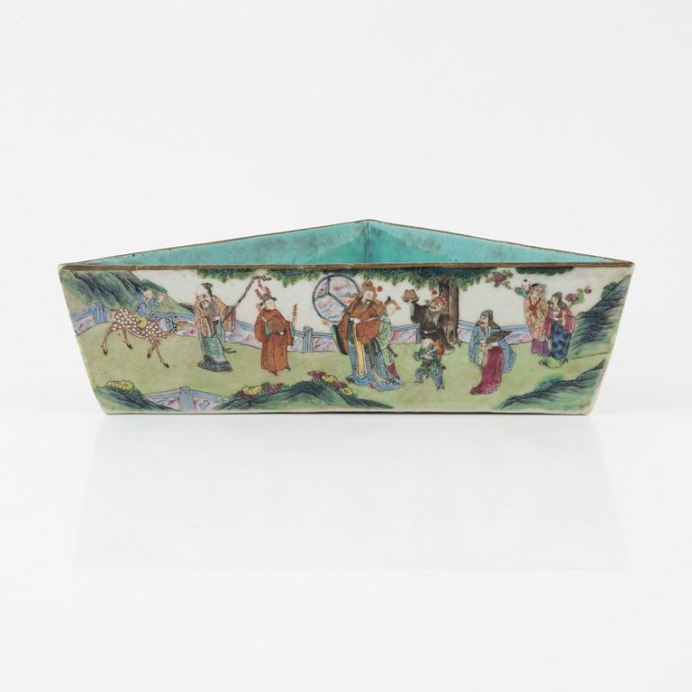 A famille rose triangular dish, Qing dynasty, 19th Century.