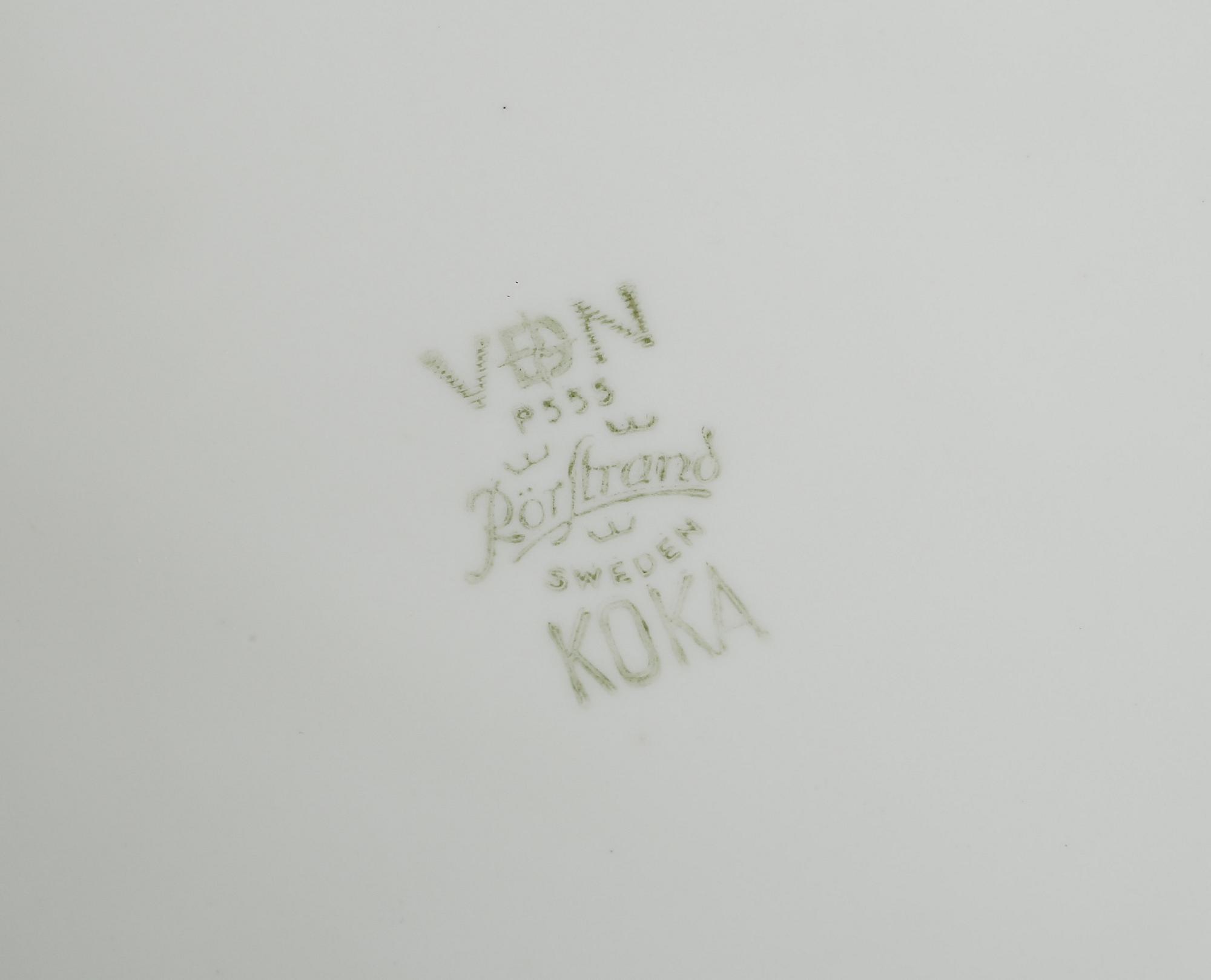 MAT-, KAFFE- & TESERVISDELAR, 41 st. "Koka blå", Rörstrand. Formgiven av Hertha Bengtsson, i produktion 1956-1988.