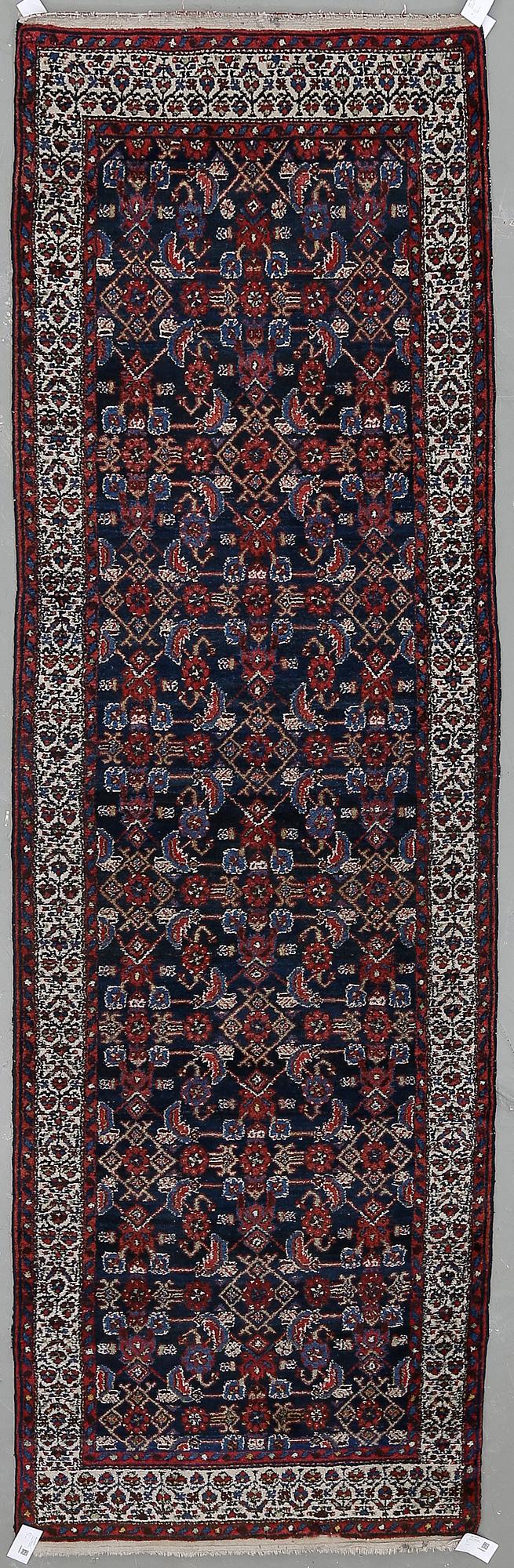 MATTA, troligen Bidjar, semiantik. Ca 310x100 cm.