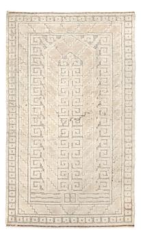 864. CARPET. "Vita spetsporten". Knotted pile in relief. 260 x 154 cm. Signed AB MMF.