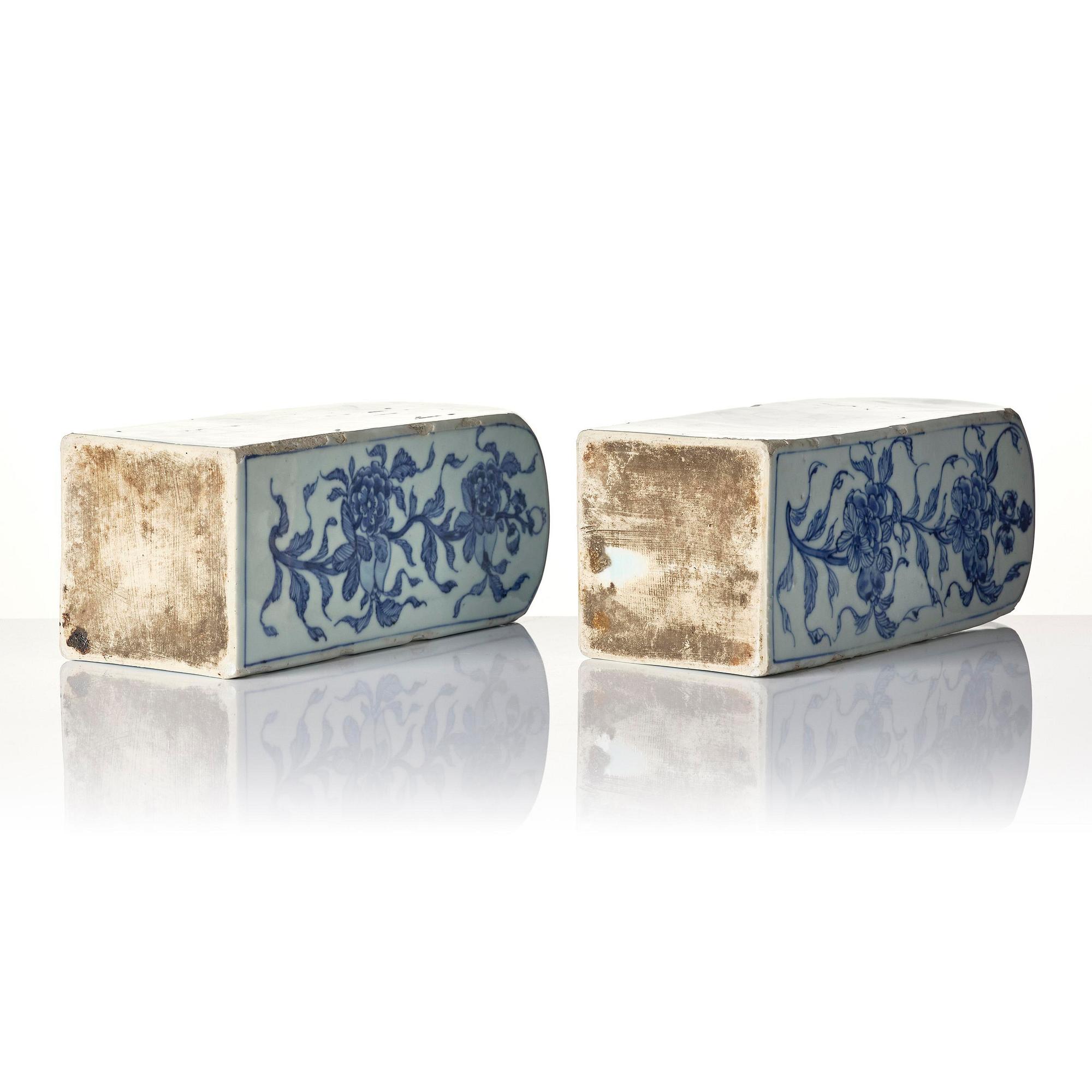 A pair of blue and white bottle flasks, early Qing dynasty, 17th century.