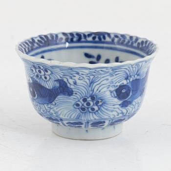 A group of two Chinese blue and white bowls and a cup, part 17th and 18th century.