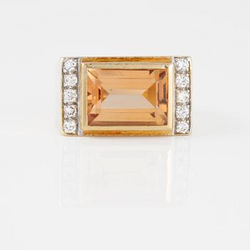 RING, med fasettslipad topas samt 10 briljantslipade diamanter ca 0.30 ct.