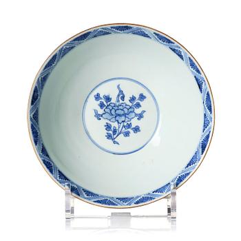 A blue and white bowl, Transition, 17th century.