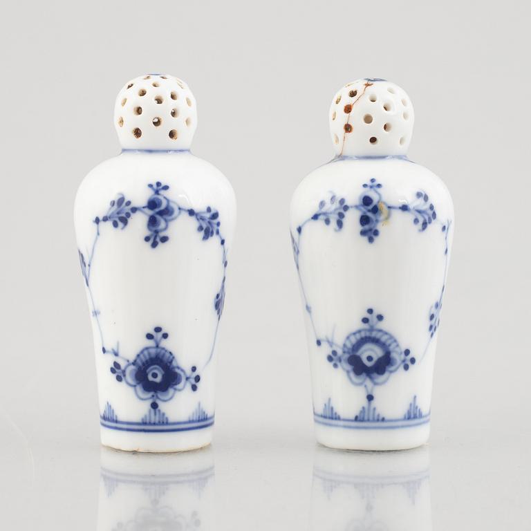 A pair of 'Blue Fluted' / 'Musselmalet rifflet' Salt- and pepper shakers, Royal Copenhagen, model 439, 19th century.