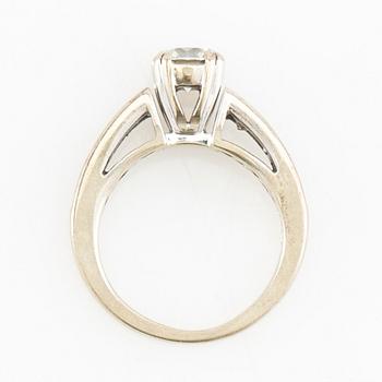 Ring 14K white gold set with a round brilliant-cut diamond, as well as princess-cut and baguette-cut diamonds.