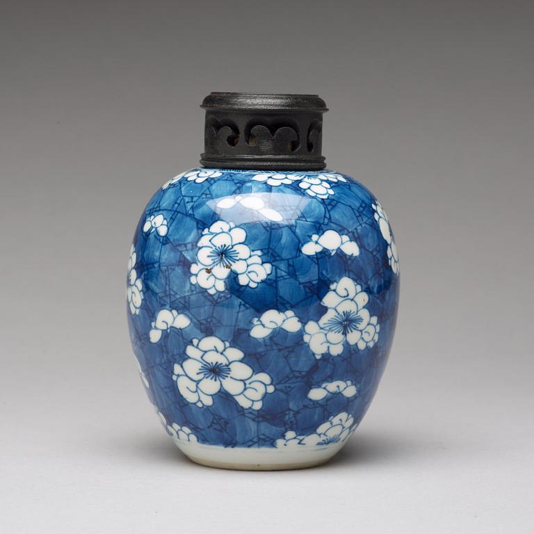 A blue and white jar, Qing dynasty, Kangxi (1662-1722).