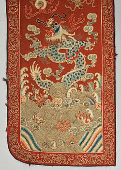 ANTIK TEXTIL. Ylle med rika broderier. Höjd 168 cm. Kina sen Qingdynasti.