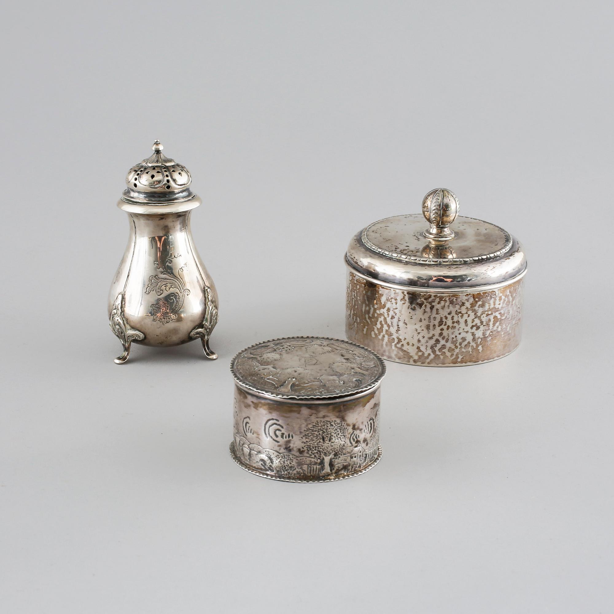 Three silver items from the 19th and 20th century. Weight 349 g.