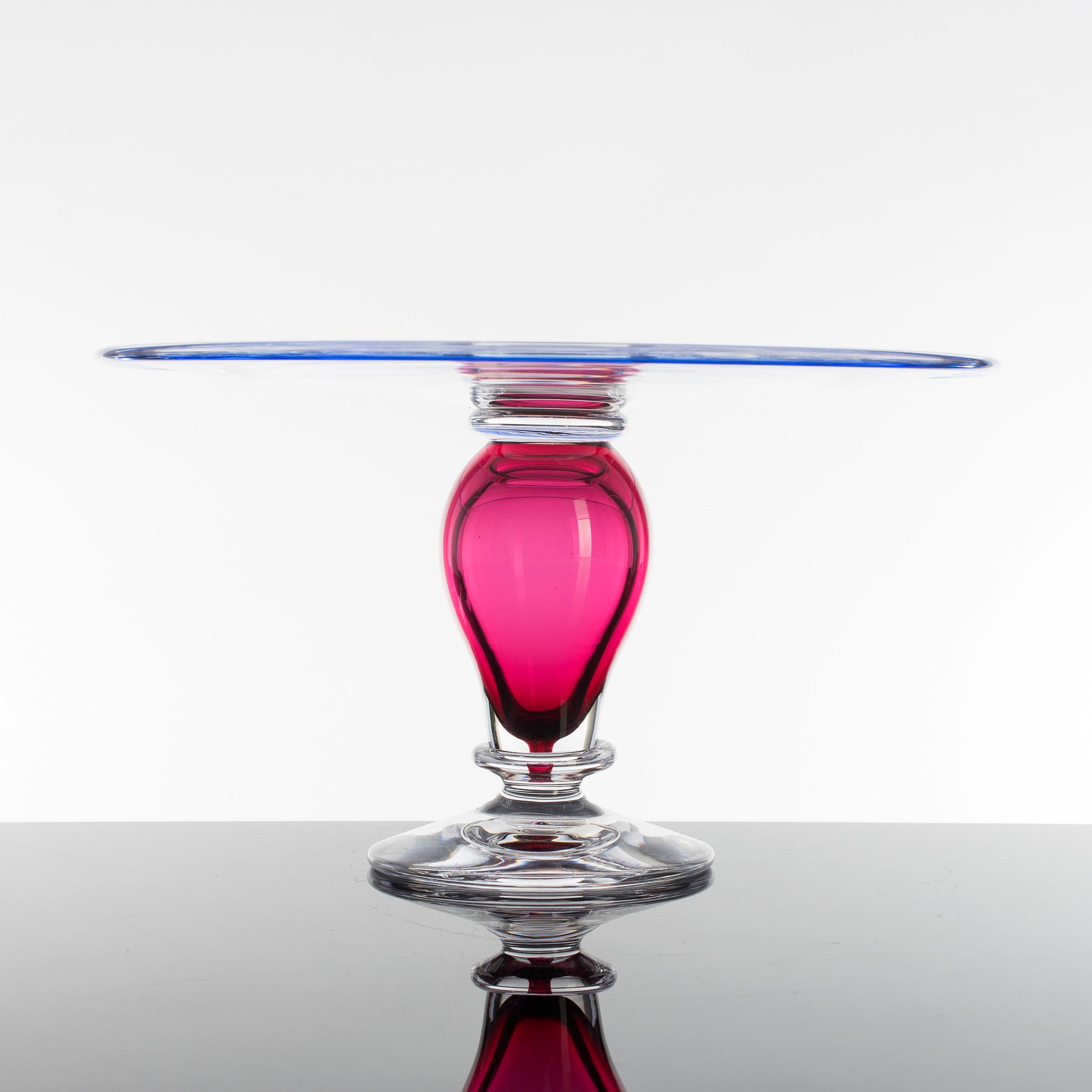 ANNA ÖRNBERG, skulptur, 2 delar, glas, Studioglas Strömbergshyttan, sign Anna Örnberg o märkta UNIK. Tårta daterad 2005.
