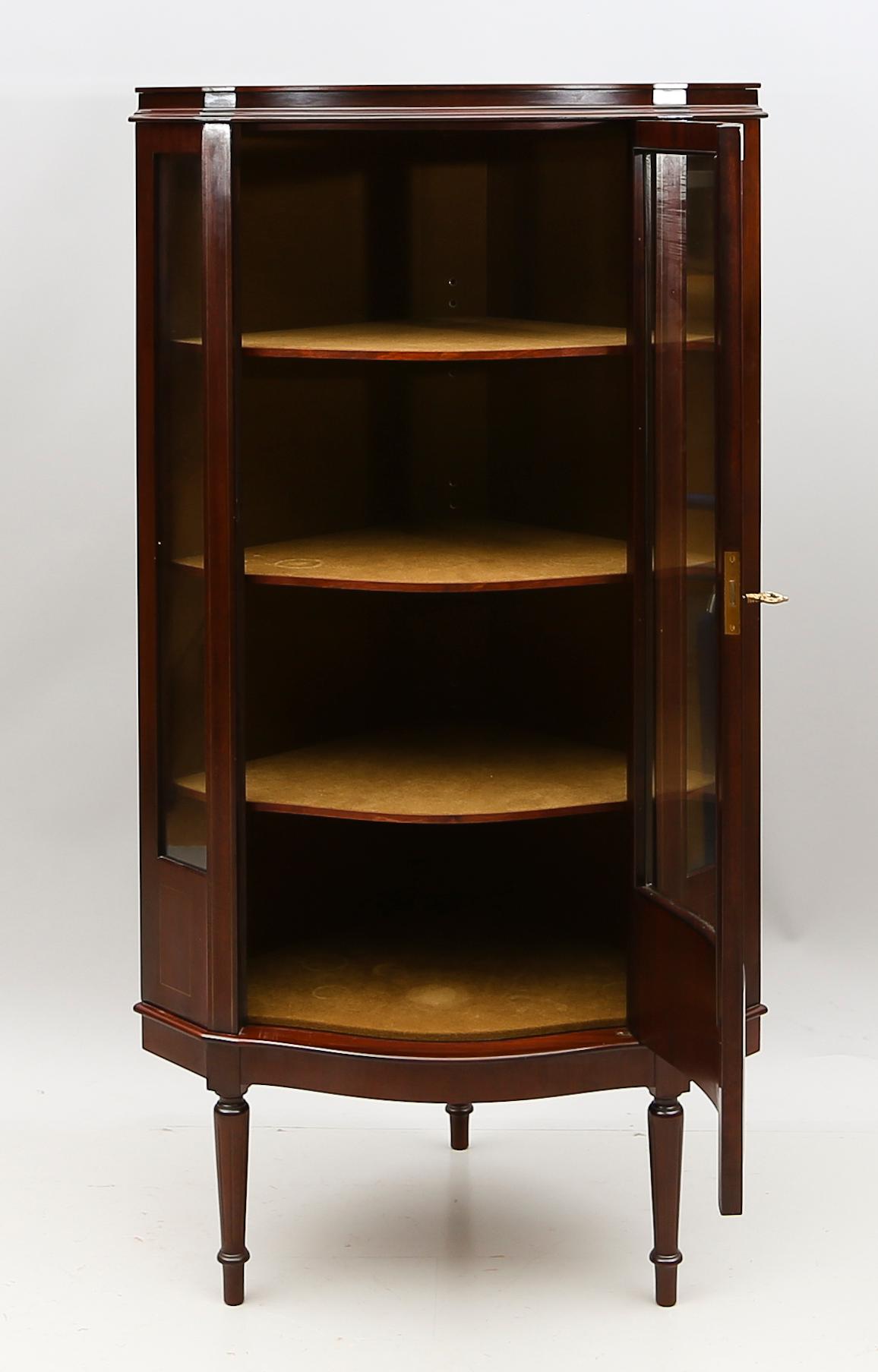 HÖRNVITRINSKÅP, 1900-talets andra hälft.