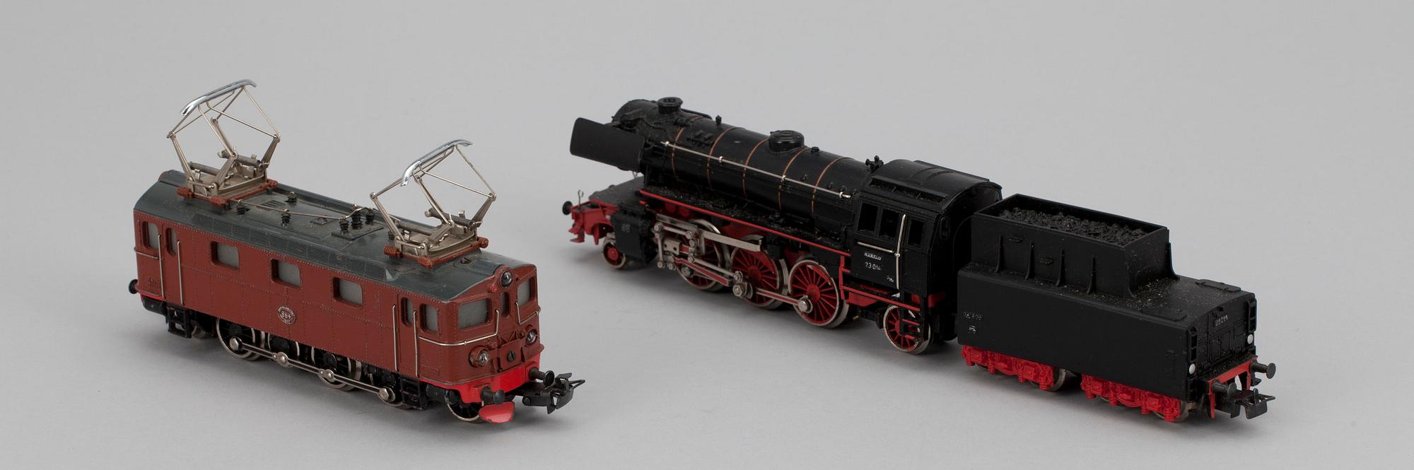 LOK, 2 st, samt KOLVAGN, Märklin 3030, 3005.