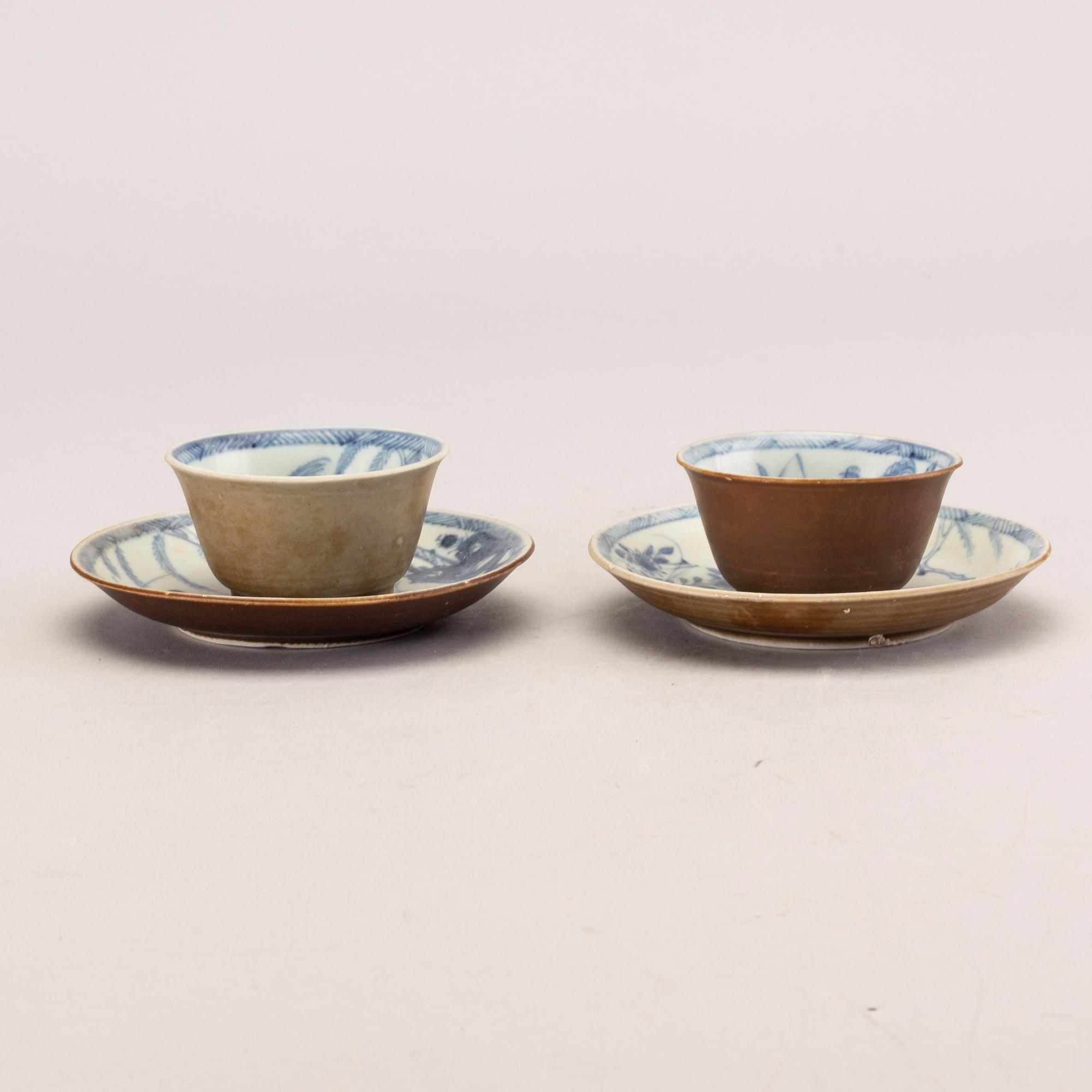 A set of two porcelain cups and saucers and two extra saucers, Qing dynasty, Kangxi (1662-1722).