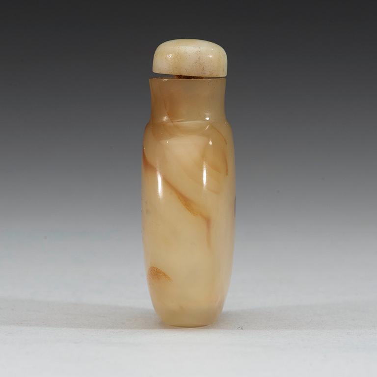 An unusually patterned chalcedony snuff bottle, Qing dynasty, 19th century.